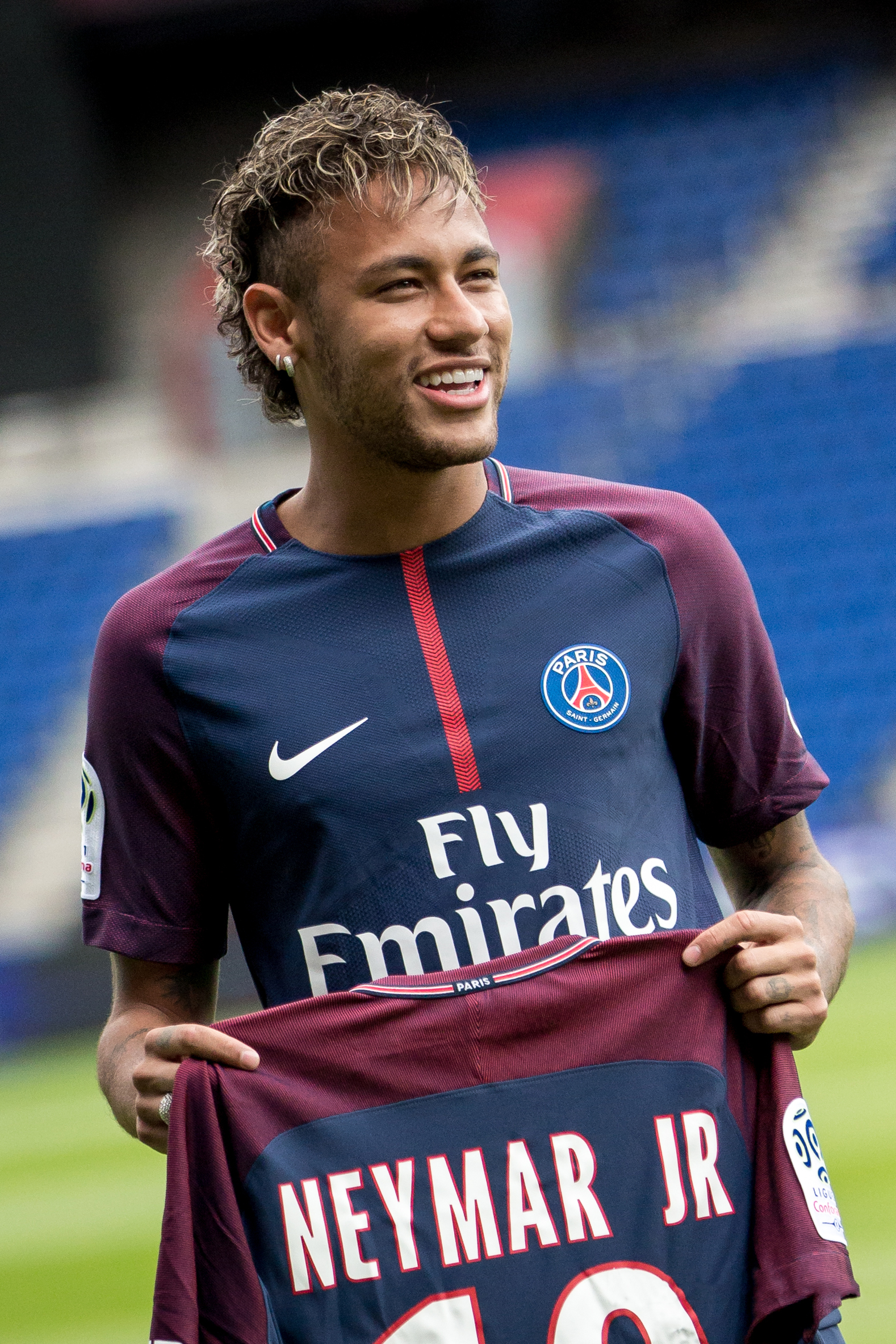 Neymar sendo apresentado no Paris Sant German